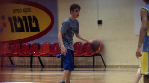 回顾贾斯汀比伯二零一一年以色列之行，一代天王的青涩瞬间与巨星之路