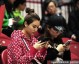 疆辽大战温情一幕：李根爱妻丸子头造型惊艳看台