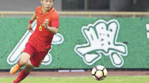 2026崇明球员杨希崛起：从143万本土标王到海港新核的传承之路